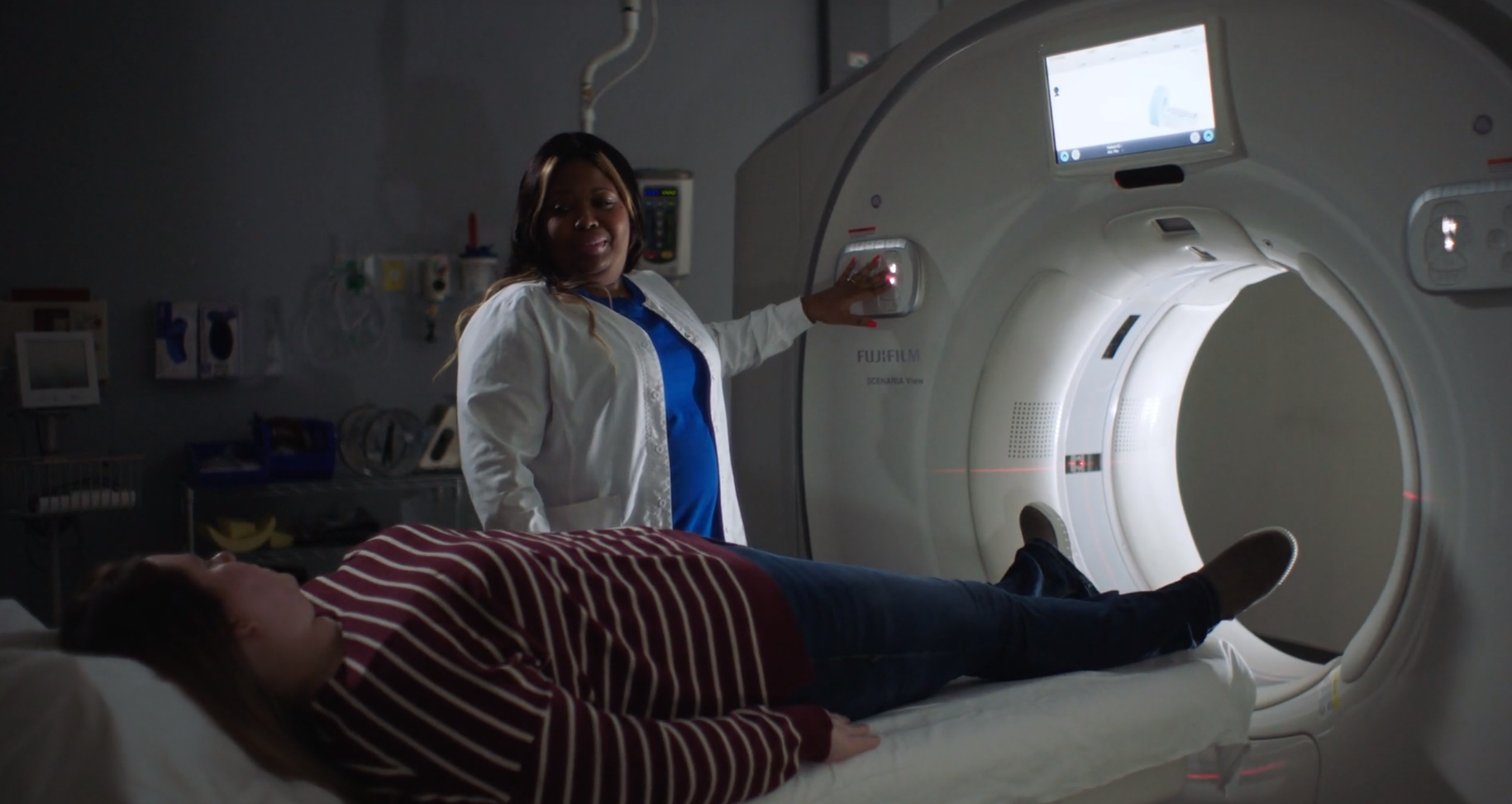 Dakisha Robertson utilizing the Echelon Oval MRI